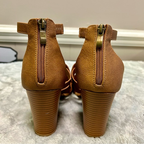 Maurices Sz 9.5 Brown Strappy Block Heel Sandals EUC - Picture 3 of 9